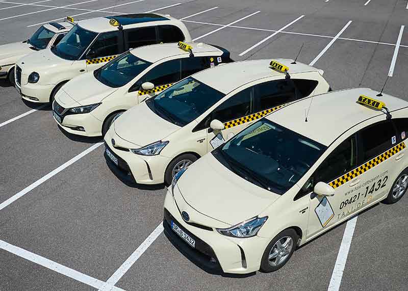 Taxiflotte mit mehreren Rollstuhltaxis in Straubing